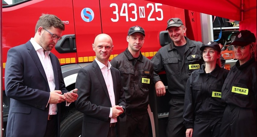 Były szef Państwowej Straży Pożarnej w Elblągu, Łukasz Kochan, wspiera polski mundur przed atakiem filmu "Zielona granica"