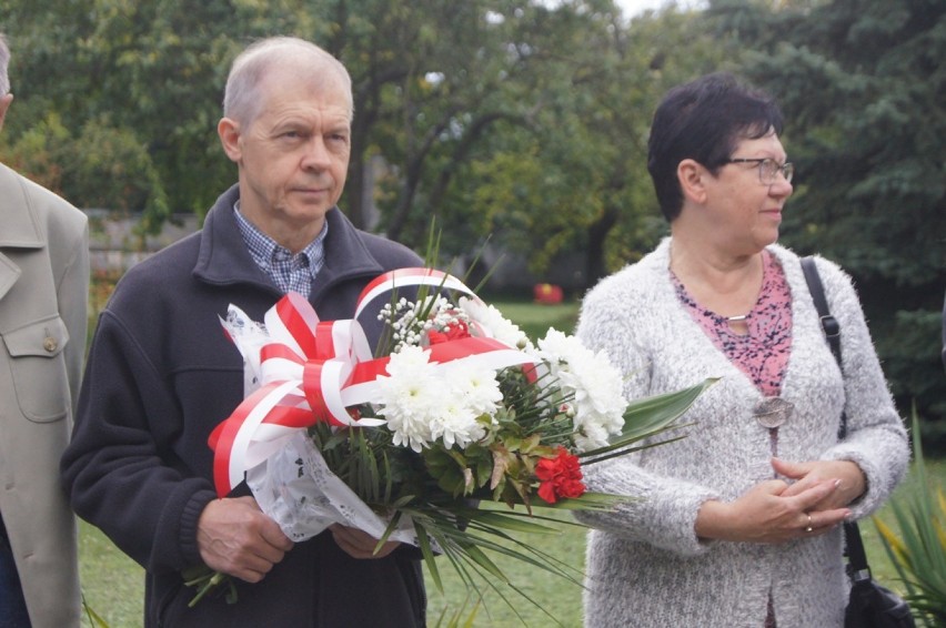 Radomsko: Kwiaty w 10. rocznicę posadzenia Dębu Pamięci...