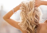 Waniliowy blond – koloryzacja włosów, którą pokochają nie tylko blondynki. Zobacz, komu pasuje i co to jest za odcień