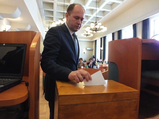 Krzysztof Kamieniak w zarządzie powiatu bełchatowskiego. W tajnym głosowaniu głosował na siebie?