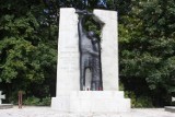Puławy: Pomazali pomnik na cmentarzu wojennym (zdjęcia)