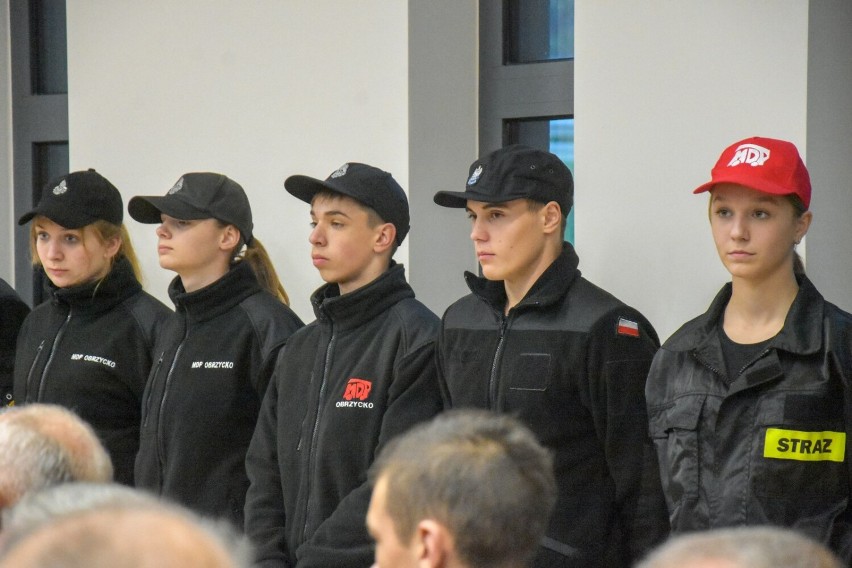Promesy dla Młodzieżowych Drużyn Pożarniczych i świadczenia dla druhów seniorów. W Obrzycku spotkały się pokolenia strażaków!