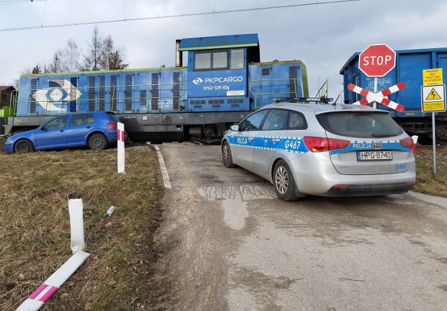 Kolizja osobówki z pociągiem w Trzebini. Mogło skończyć się tragedią