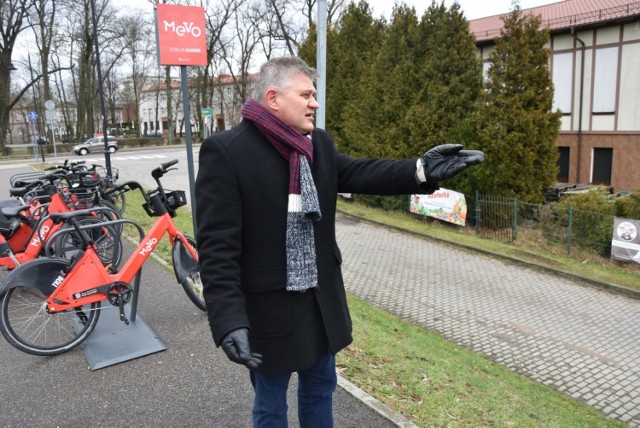 Andrzej Bystron, zamierzający kandydować na burmistrza Kartuz, wraz z częścią radnych miejskich, wyrazili zdecydowany sprzeciw wobec planowanej budowie drogi, którą nazywają obwodnicą kwiaciarni.