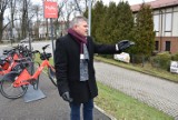 Konferencja prasowa Andrzeja Bystrona w Kartuzach. Wraz z częścią radnych miejskich przeciwni budowie "obwodnicy kwiaciarni"