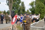 Obchody Święta Wojska Polskiego w Gnieźnie. Zobacz Apel Poległych na cmentarzu św. Trójcy przy ul. Witkowskiej [ WIDEO]