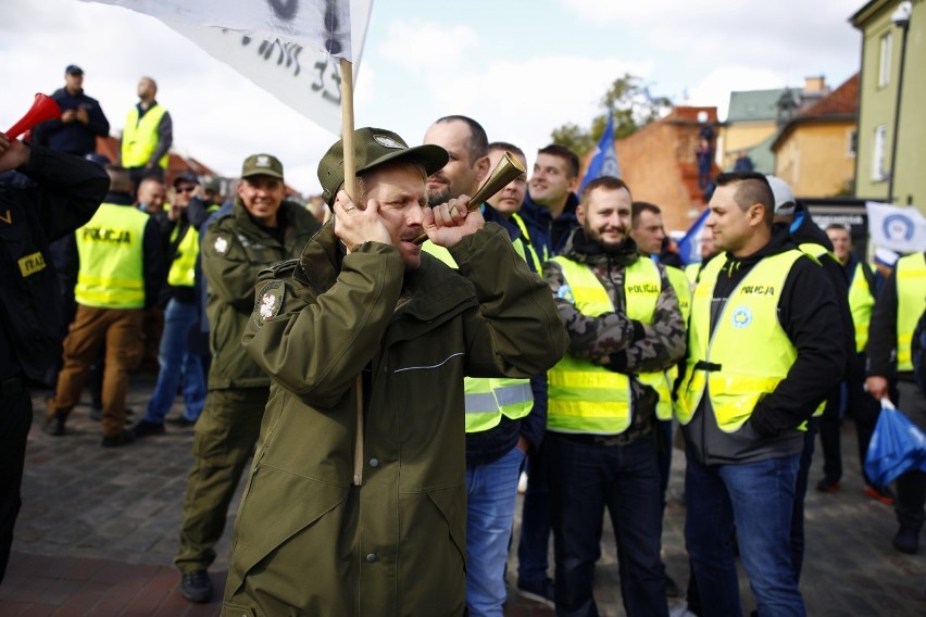 Protest policjantów w Warszawie. Mundurowi domagają się...