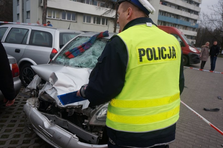 Katowice: Wypadek na os.Tysiąclecia. Kobieta wjechała na chodnik, zginął pieszy [ZDJĘCIA]