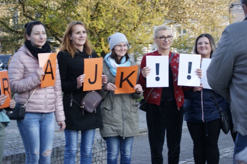 Mieszkańcy powiatu nowotomyskiego solidaryzują się ze strajkującymi nauczycielami! [ZDJĘCIA]
