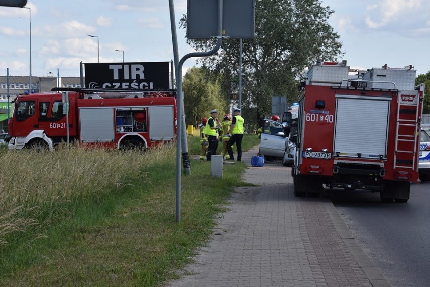 Kolizja dwóch aut na ul. Gostyńskiej.Jedna osoba trafiła do...