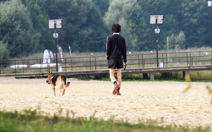 MIĘDZYRZECZ. Jezioro Głębokie jesienną porą. Sporo wędkarzy 