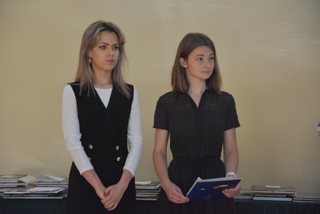 Aleksandra Stojak (z lewej) oraz Maria Jóźwiak z I Liceum Ogólnokształcącego w Tarnowie zostały stypendystkami Queen Hedvig Scholarship 2022 i pojadą do Kalifornii