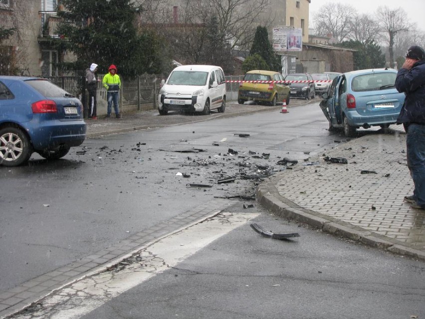 Groźny wypadek trzech aut na rogu Jasnej i Profesora Kaliny w Ostrowie [FOTO]