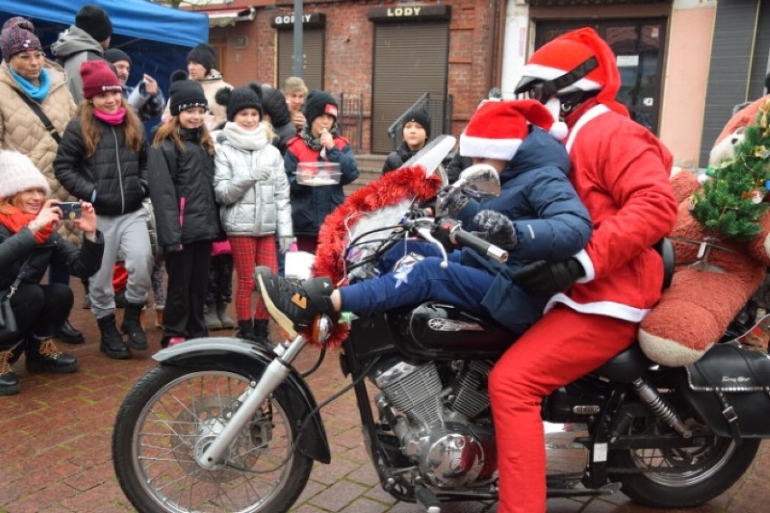 Święty Mikołaj odwiedził Łebę, rozdał prezenty i woził dzieci na  motocyklu. Świetna zabawa podczas łebskich mikołajek