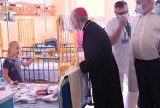 Abp Jędraszewski odwiedził małych pacjentów szpitala Żeromskiego