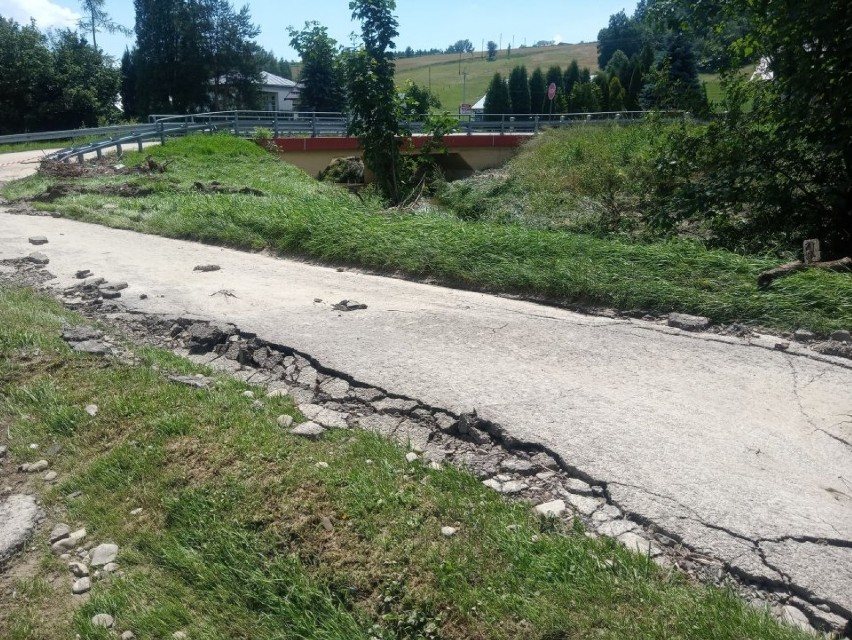 W Bieczu liczą straty po ulewach, które powstały na gminnych drogach. Gmina będzie się starała o pomoc dla poszkodowanych mieszkańców [FOTO]