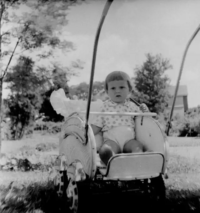 Sieradz w latach 60. Takie były wówczas wózki dla dzieci. Pierwszy raz  publikowane ZDJĘCIA | Sieradz Nasze Miasto