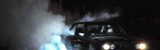 Koszmarny  finał palenia gumy w Bełchatowie. 20-latek potrącił pieszego. Wiózł go kilkadziesiąt metrów na masce