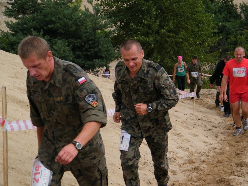 Panowie mundurowi. Drugi od lewej generał Roman Polko. Fot....