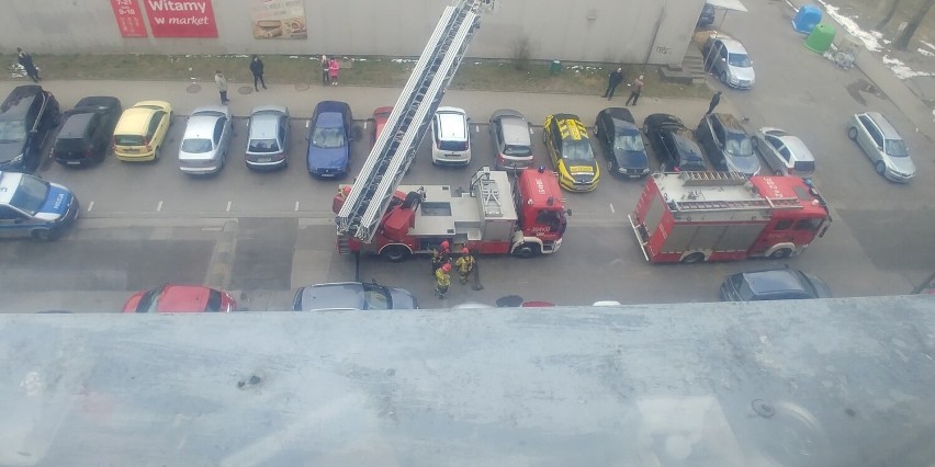 Akcja ratunkowa na al. Rydza-Śmigłego. Strażacy wchodzili do mieszkania przez okno...