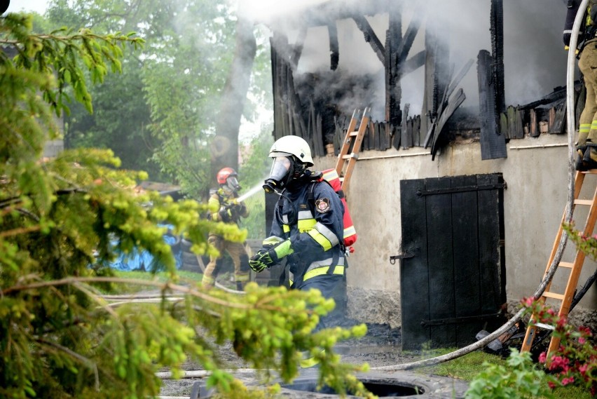 Kilka zastępów strażaków walczyło z pożarem budynku w Dużej...