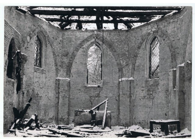 Przebiterium spalonej świątyni z widocznym częściowo zamurowanym północnym oknem. U góry resztki opalonego stropu. Zima 1966-67
