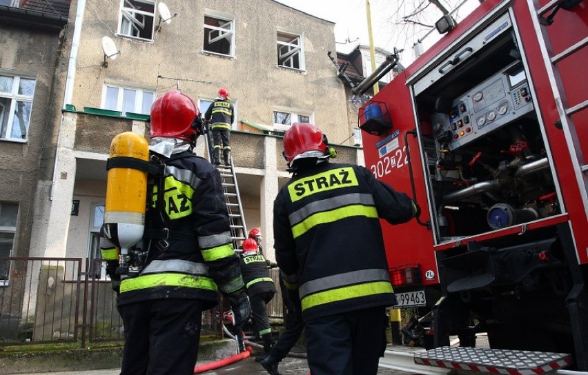Ul. Jaracza w Szczecinie: W pożarze zginęła jedna osoba [zdjęcia]
