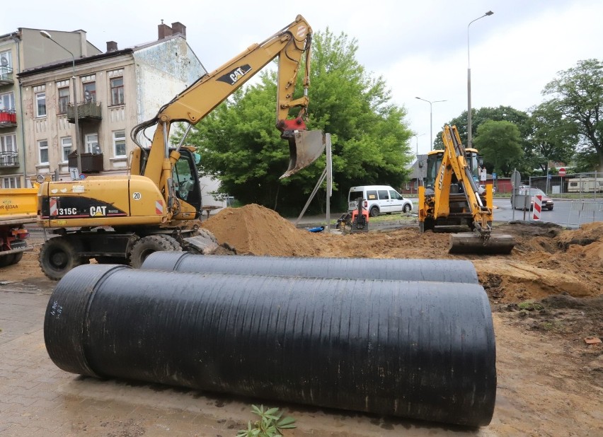 Uwaga! Utrudnienia w centrum Radomia. Trwa budowa kanalizacji na ulicy 25 Czerwca, zamknięty jest odcinek drogi