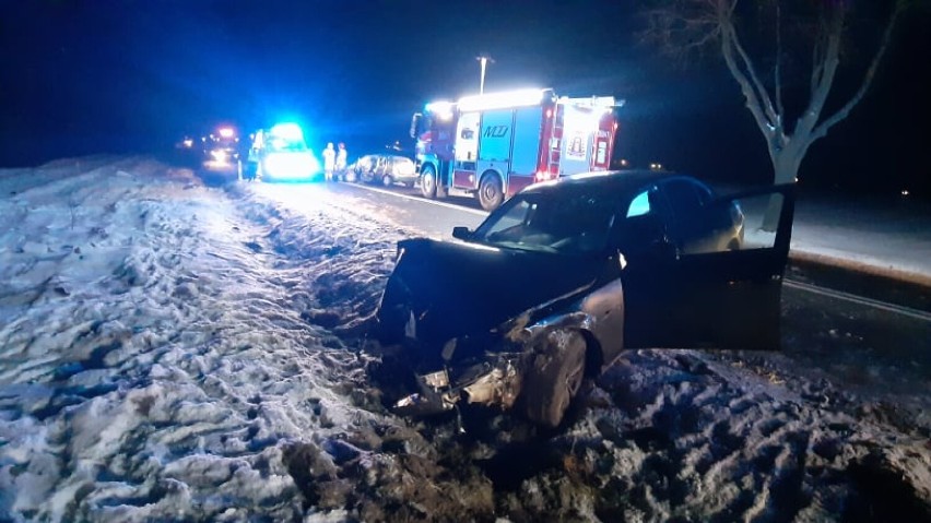 Wypadek samochodowy w gminie Wierzbinek. Cztery osoby poszkodowane