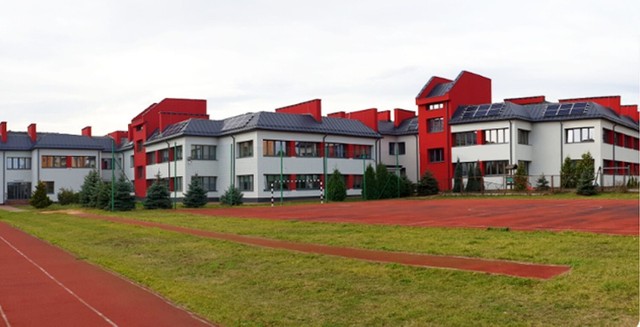 Szkoła dzieli obszerny budynek z III Liceum Ogólnokształcące imienia Krzysztofa Kamila Baczyńskiego w Starachowicach