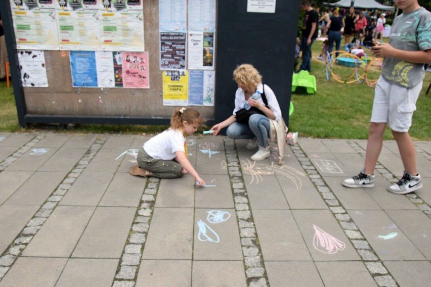 Dzieci chętnie malowały kredą po chodniku