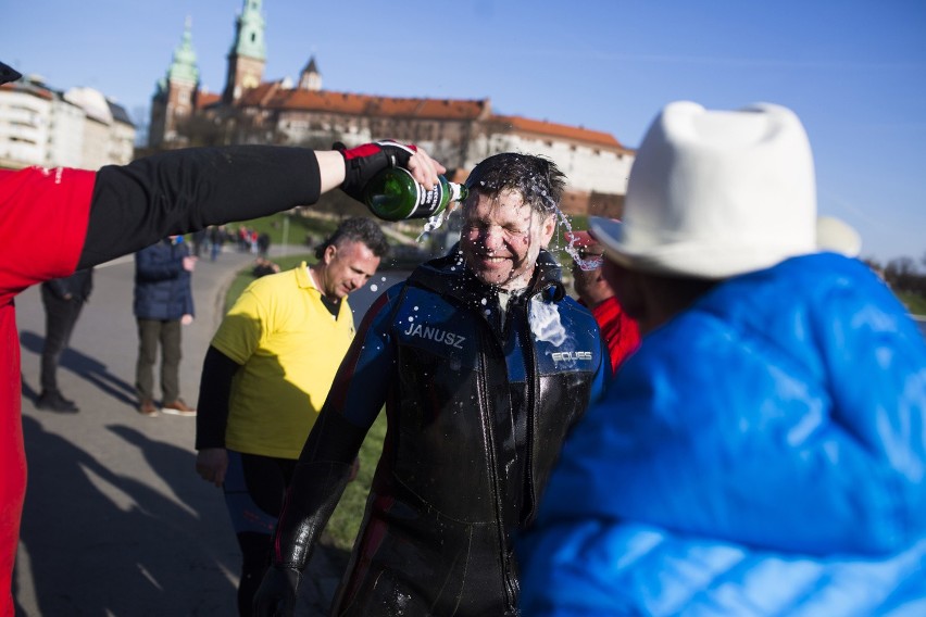 Dwóch mężczyzn pokonało wpław 80 km by uczcić świętego Jana...