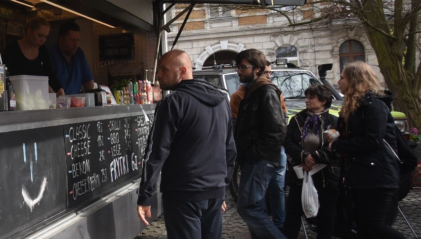 Street Food Festival przed Galerią Łódzką. Food Trucki pełne pyszności [ZDJĘCIA]