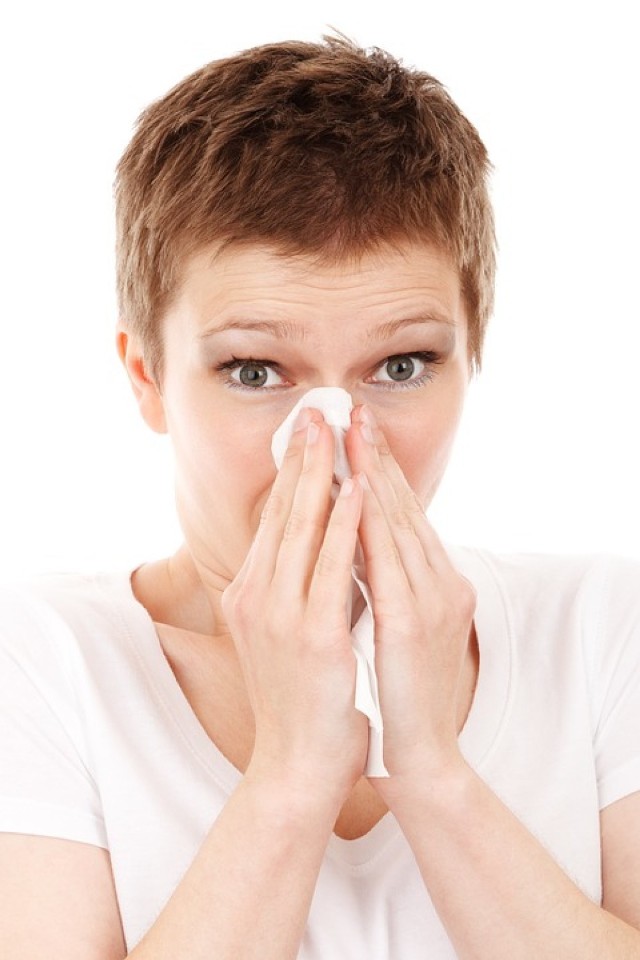 W okresie zimowym często dokucza nam katar, ból gardła, kaszel, czujemy się także osłabieni i mamy podwyższoną temperaturę. To grypa czy przeziębienie? Istnieje wiele podobieństw między tymi chorobami, a także sposobami ich leczenia. Wywołują je jednak zupełnie inne drobnoustroje. Najostrzejsza faza przeziębienia może trwać dłużej, ale za to grypę cechują bardziej nasilone objawy ogólne. 

ZOBACZ TAŻKE: Aspirin Effect wycofany z obrotu. Sprawdź, czy nie masz go w domu