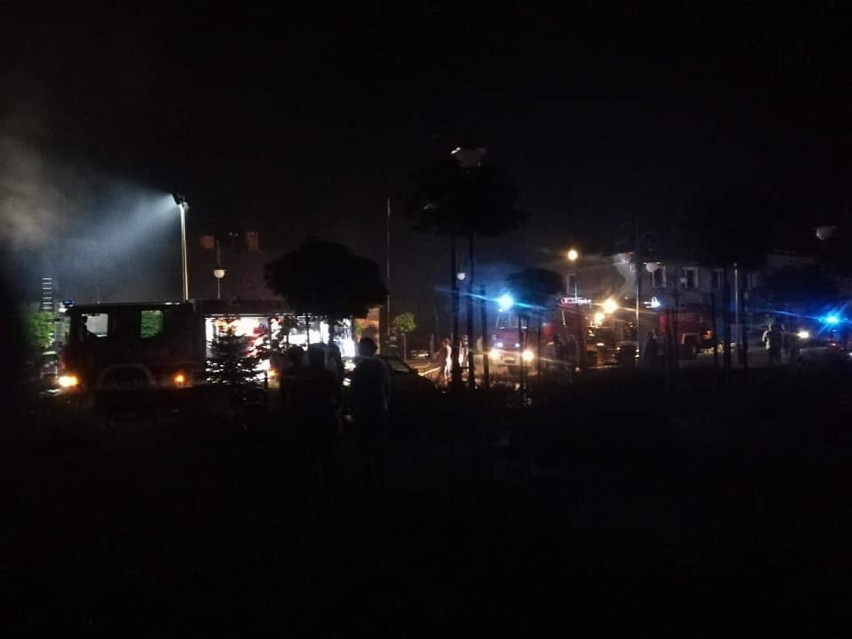 Pożar pustostanu na pl. Kościuszki w Ujeździe. Z ogniem walczyło sześć zastępów straży pożarnej [ZDJĘCIA]