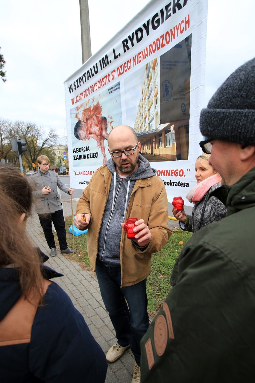 Stop aborcji! Protest przed szpitalem w Toruniu
