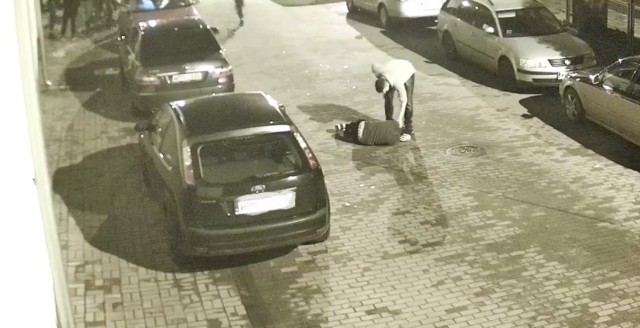 Brutalne pobicie w Płońsku. Kopali go po głowie, nikt nie reagował [WIDEO, +18]