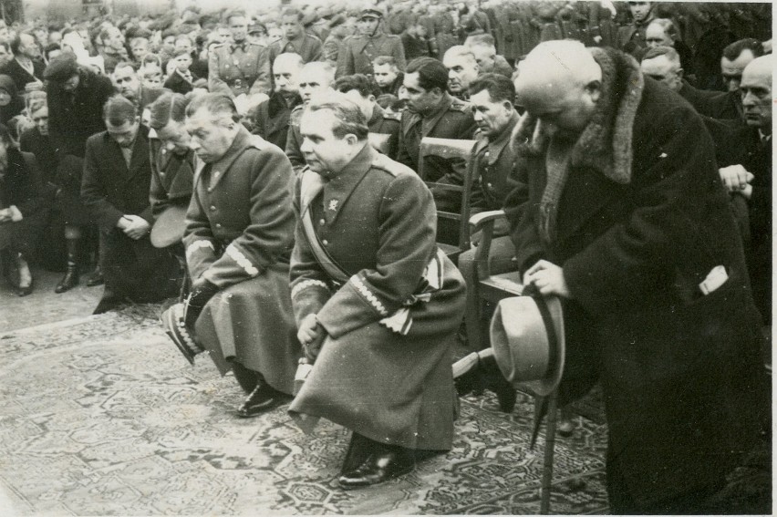 Promocja oficerska na sieradzkim rynku w marcu 1946 roku. Unikalne zdjęcia (ZDJĘCIA)