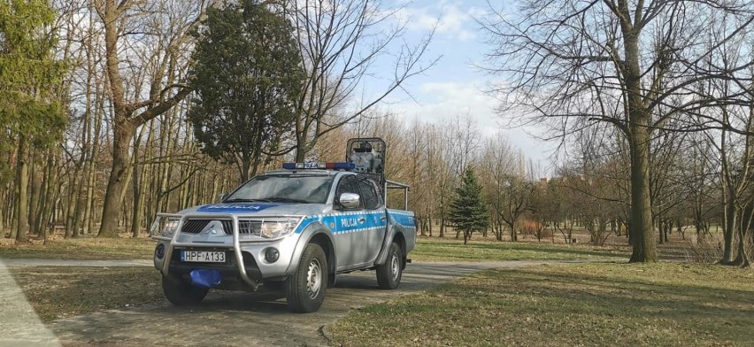 Policjanci z żołnierzami WOT sprawdzają czy mieszkańcy...