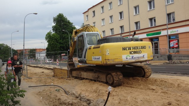 Trwa remont ul.  Westerplatte w naszym mieście. Ruch pojazdów odbywa się jedną stroną ulicy.