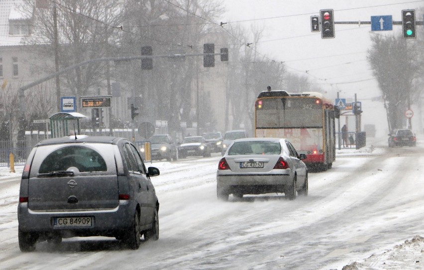 Opady śniegu w Grudziądzu trwają przez całe poniedziałkowe...