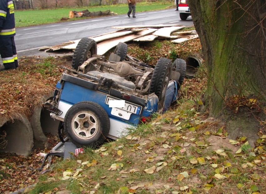 Jabłonna: auto w rowie na drodze 835.