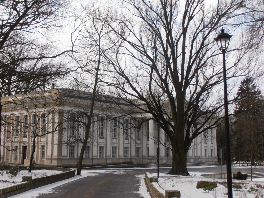 Wolsztyn - pałac i park, zimowy spacer promenadą wzdłuż jeziora