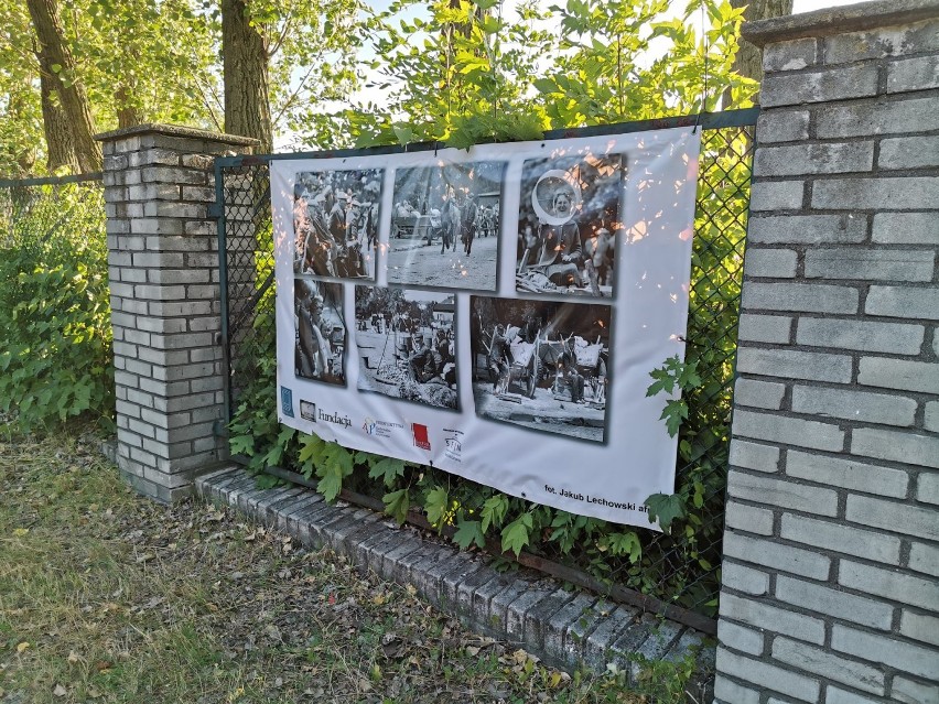 365x100 Wolność - uliczna wystawa przy ulicy Narutowicza w Radomsku [ZDJĘCIA]