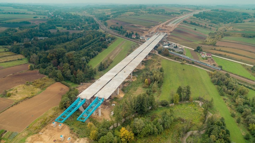 Budowa S7 pomiędzy Szczepanowicami i Widomą szybko...