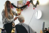 Fryzjerki i kosmetyczki zadbały o wygląd pacjentów onkologicznych w Szpitalu Wojewódzkim im. św. Łukasza w Tarnowie. To prezent na święta