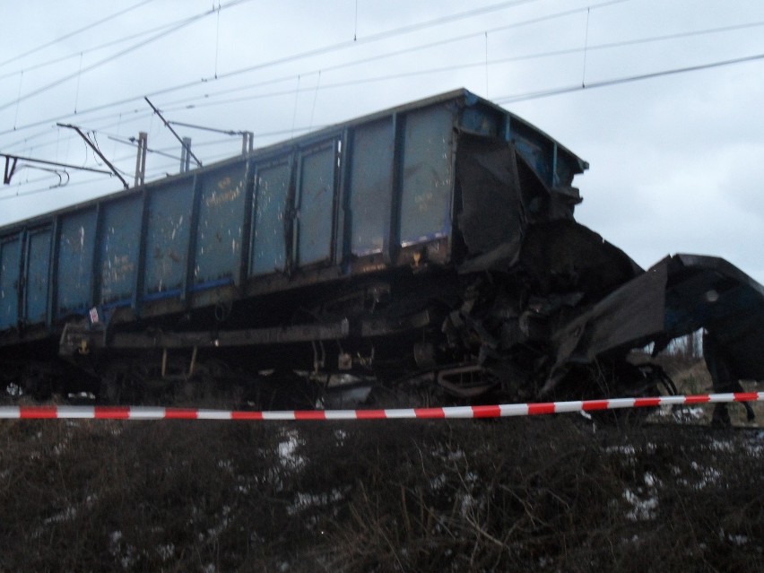 Zderzenie pociągów w Myszkowie. Utrudnienia potrwają również w sobotę [ZDJĘCIA]