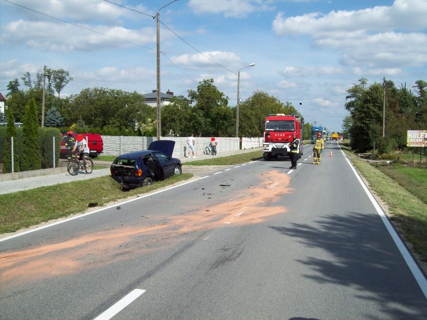 Dąbrowa Tarnowska. Wypadek na ul. Żabieńskiej. Dwoje dzieci trafiło do szpitala [ZDJĘCIA]