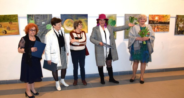 Swoje prace na wystawie zaprezentowały Sabina Czerwińska(pierwsza z prawej)i Halina Wójcik (pierwsza z lewej).