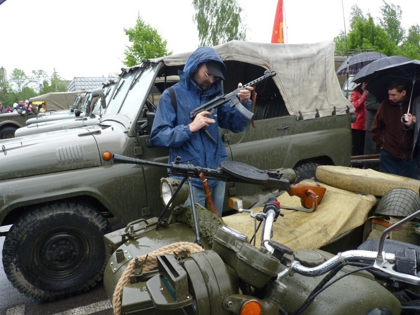 Zlot Pojazdów Militarnych Wapienniki 2012: Parada i pokaz w Radomsku [ZDJĘCIA+FILM]